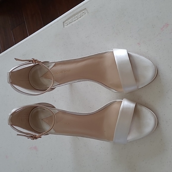 Antonio Melani women's cream satin heeled sandals size 8.5 - Picture 2 of 12